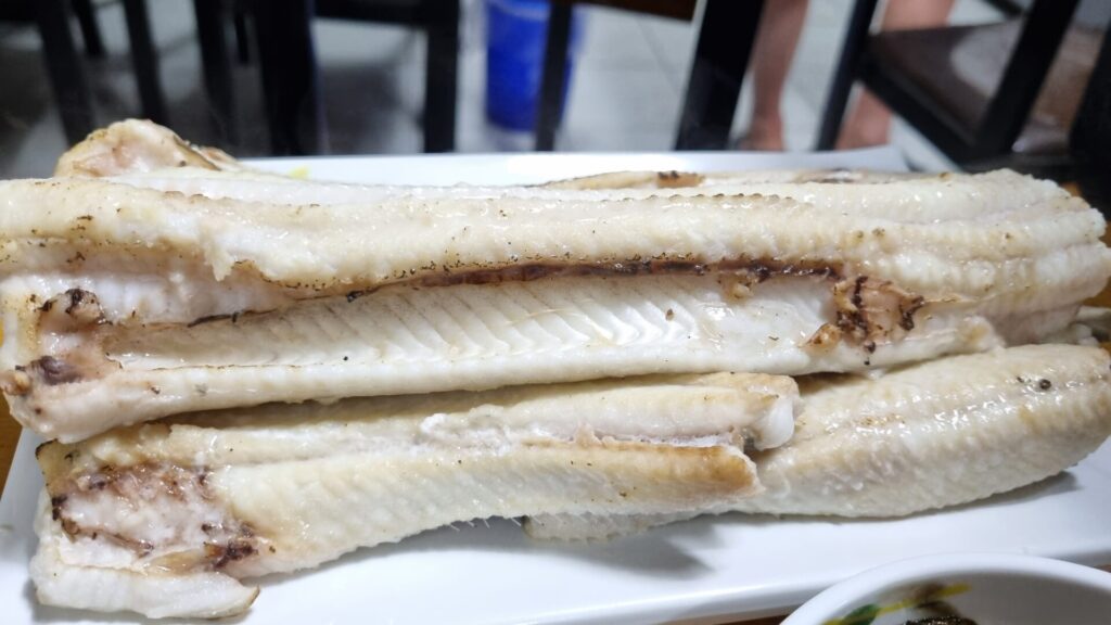 보기만 해도 힘이 솟는 듯한 두툼하고 신선한 붕장어의 자태