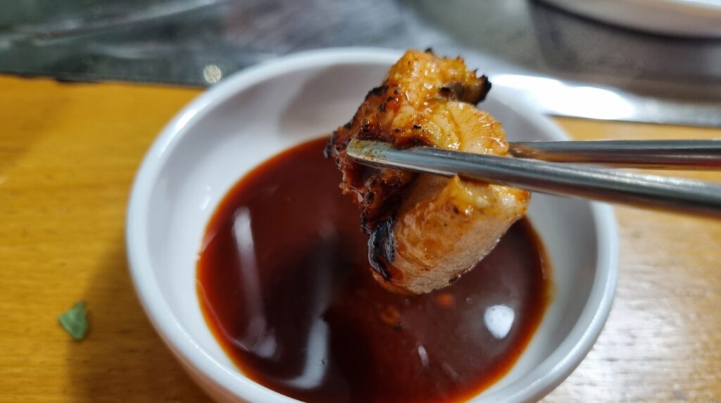 맛의 깊이를 더해주는 마법의 특제 소스와 장어의 만남