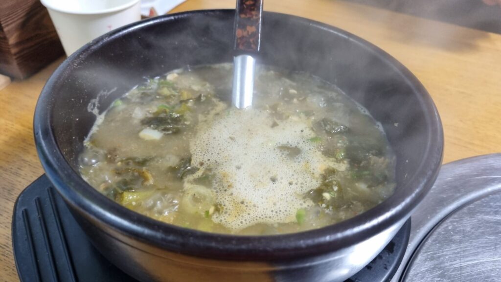 보글보글 끓는 장어탕 한 숟갈이면 다시 시작할 수 있죠.