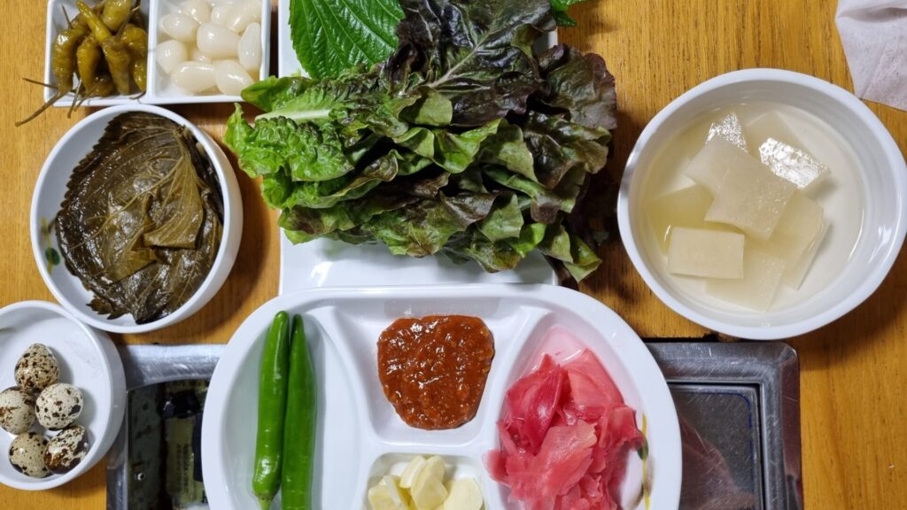 장어 맛을 한층 더 살려줄 정갈하고 신선한 기본 상차림