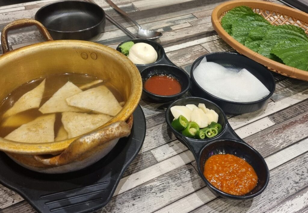 어묵탕과 깻잎·무쌈이 먼저 세팅됩니다. 느끼함을 잡아주는 구성.