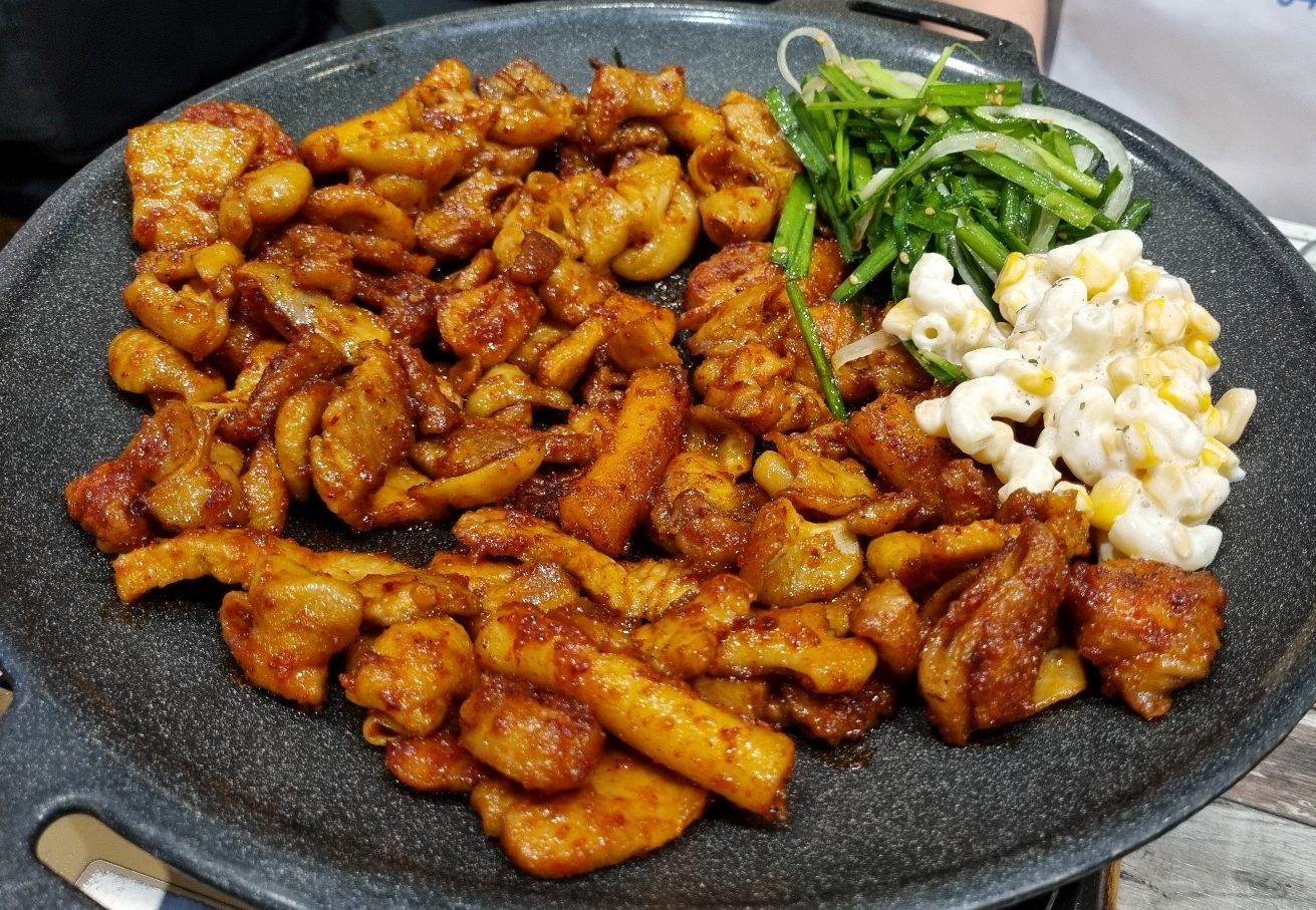 노릇노릇 직화곱창. 곁들임은 부추무침과 콘마요.
