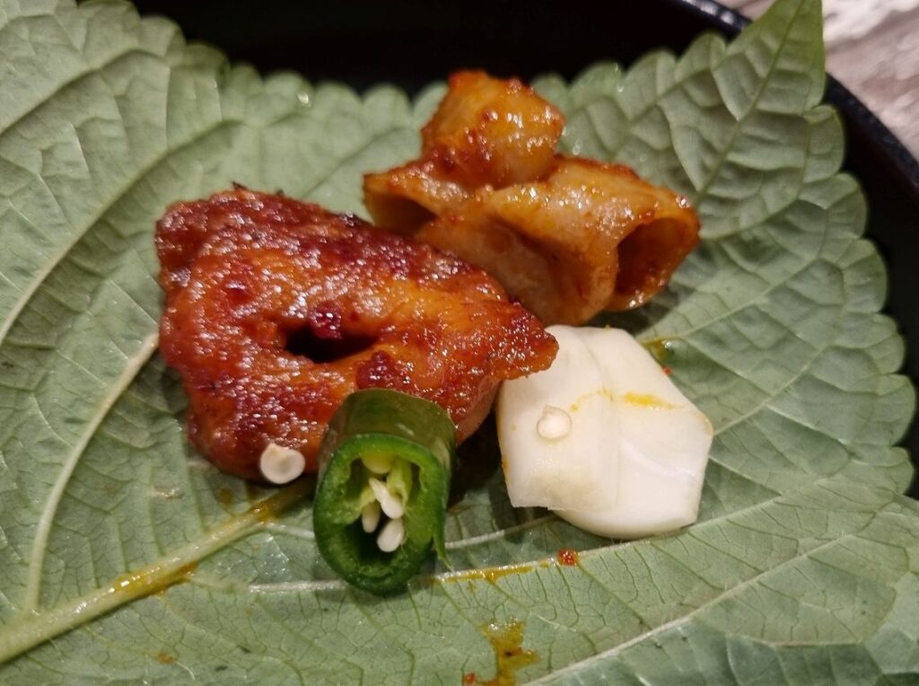향긋한 깻잎쌈—고소함을 싹 잡아줍니다.