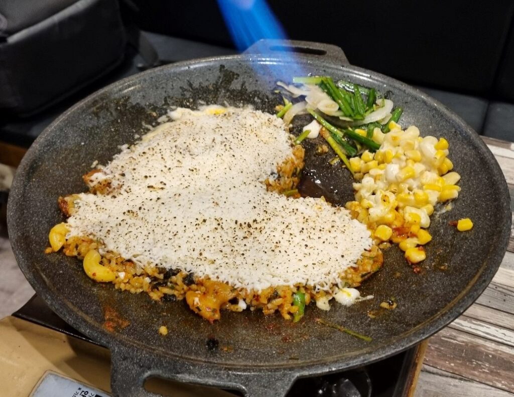 치즈 토치 업! 하트 모양으로 눌러준 볶음밥이 별미.