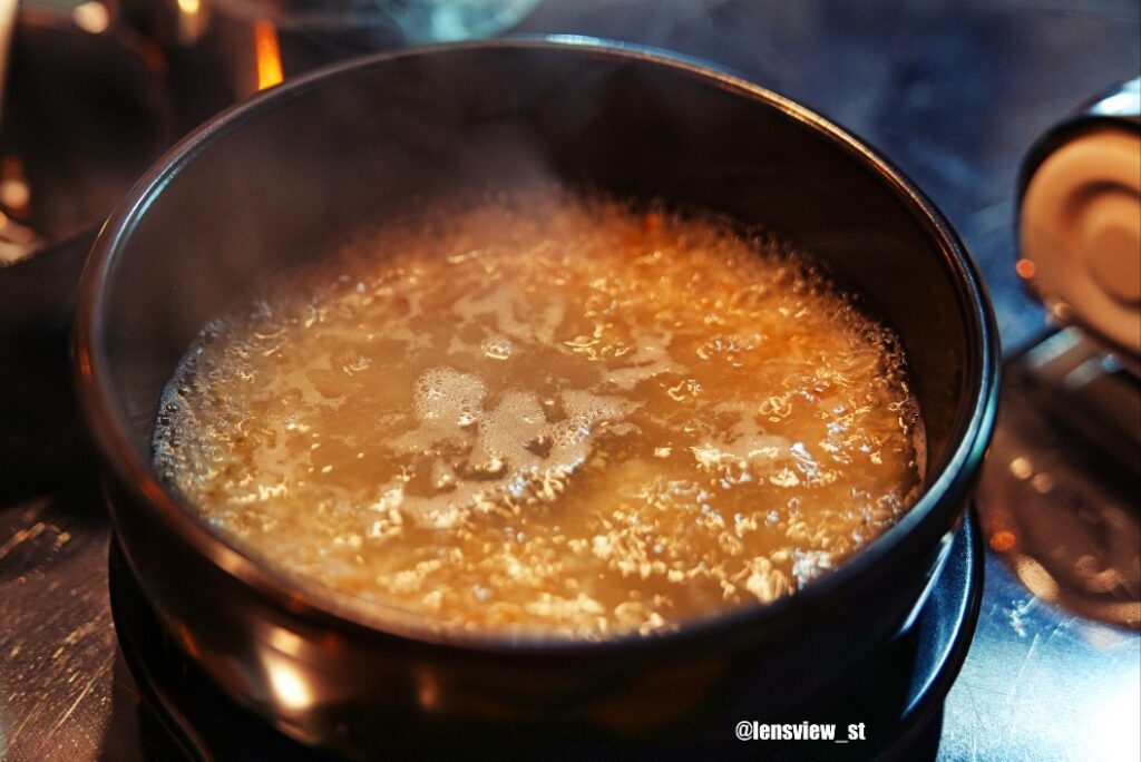 김이 모락모락 나는 뜨끈한 누룽지탕