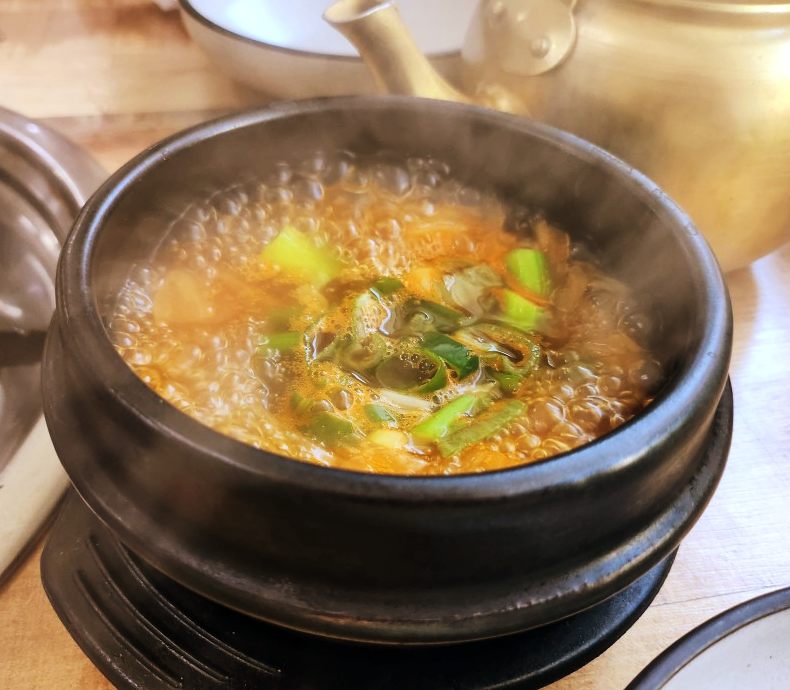 뚝배기에서 보글보글 끓고 있는 김치콩나물국