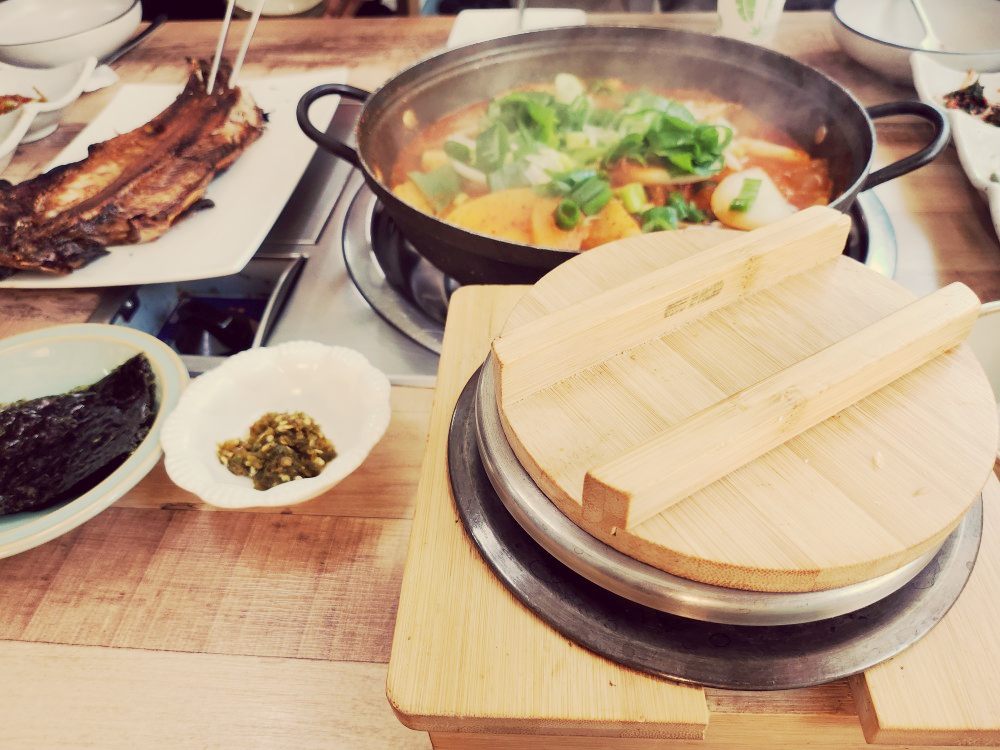 갈치조림과 이면수구이, 강황밥으로 차려진 푸짐한 한 상