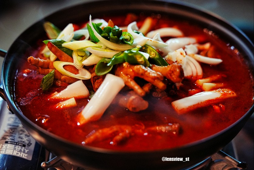 신선한 채소가 듬뿍 올라간 닭발닭볶음탕