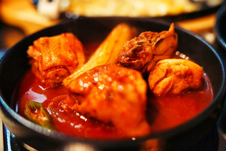 앞접시에 덜어놓은 닭볶음탕의 닭고기