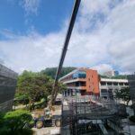 충주 25톤크레인의 붐이 길게 뻗어 정밀 작업을 수행하는 모습
