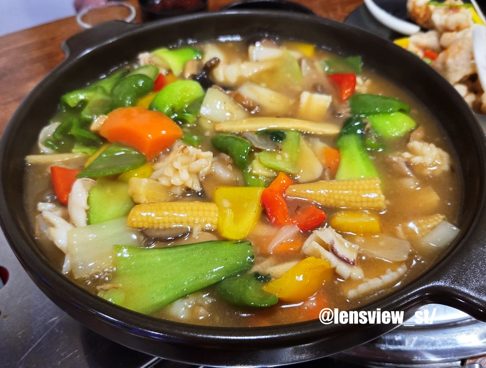 각종 해산물과 채소가 가득 들어간 해물 누룽지탕