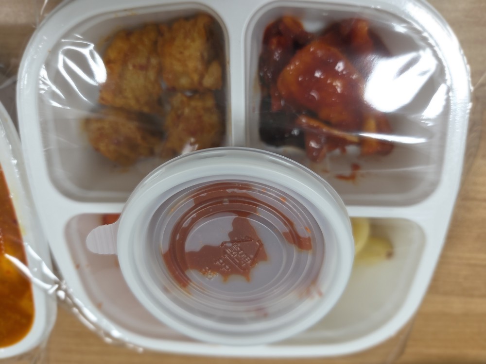 비빔밥을 해 먹을 수 있게 제공되는 고추장