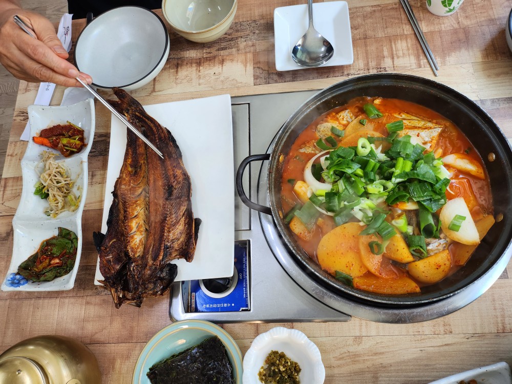 충주 어담에서 만날 수 있는 생선구이 한 상
